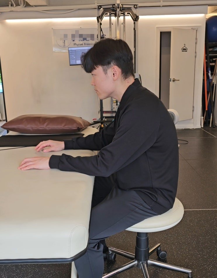 뻐근한 어깨 거북목 원인