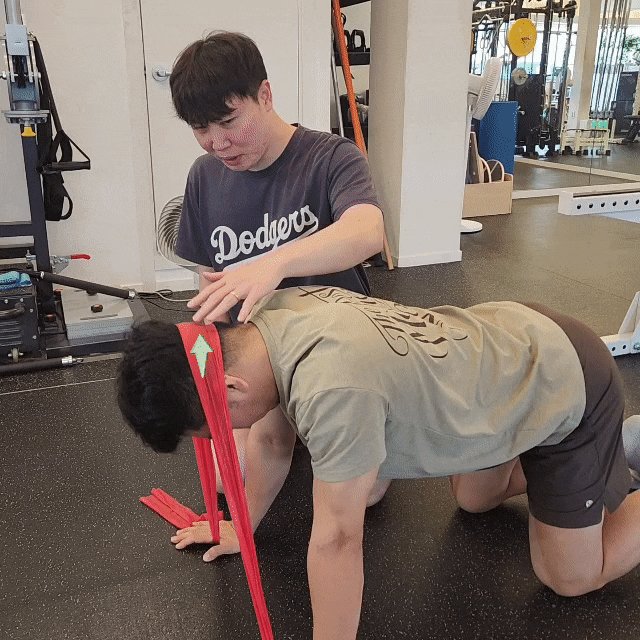 목이 안 돌아갈 때 밴드 운동